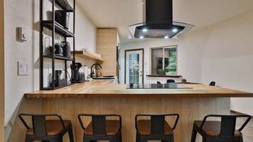 Een koelkast, een microgolfoven, een oven, een kookplaat