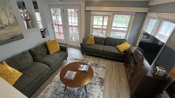Smart TV, fireplace, DVD player, books