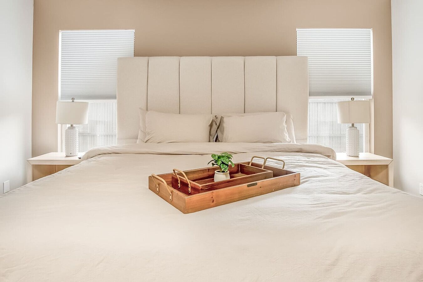 3 habitaciones, escritorio y tabla de planchar con plancha 