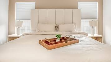 3 habitaciones, escritorio y tabla de planchar con plancha