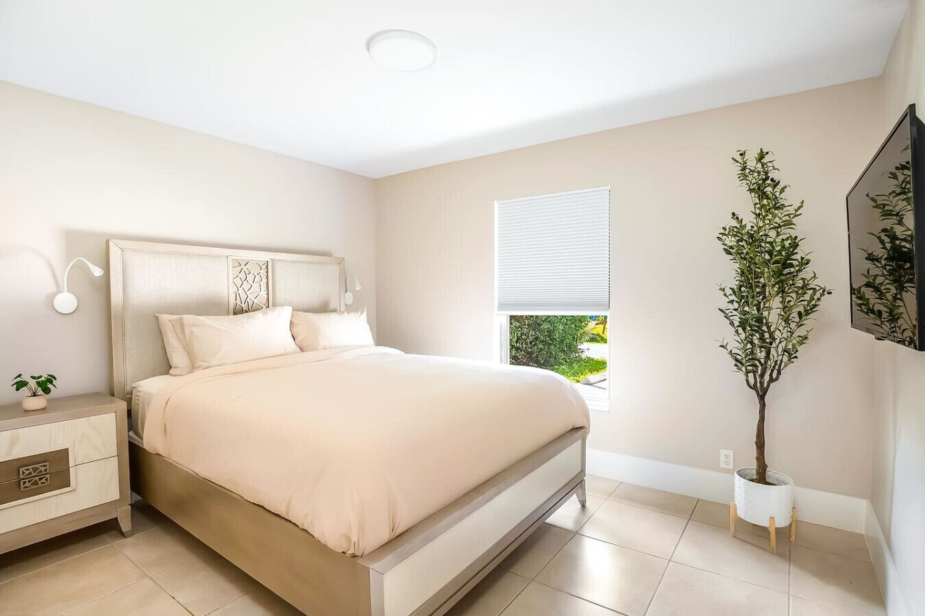 3 間睡房、書桌、熨斗/熨衫板、可攜式嬰兒床