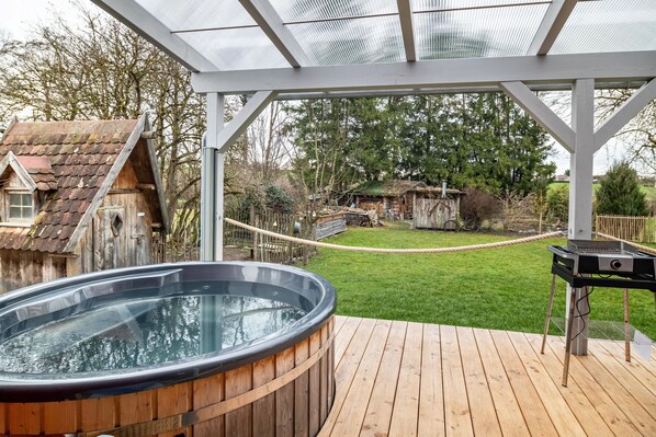 Outdoor spa tub - Holiday Home 'Vroni' with Private Terrace, Private Garden, Whirlpool and Wi-Fi (Ebersbach-Musbach)