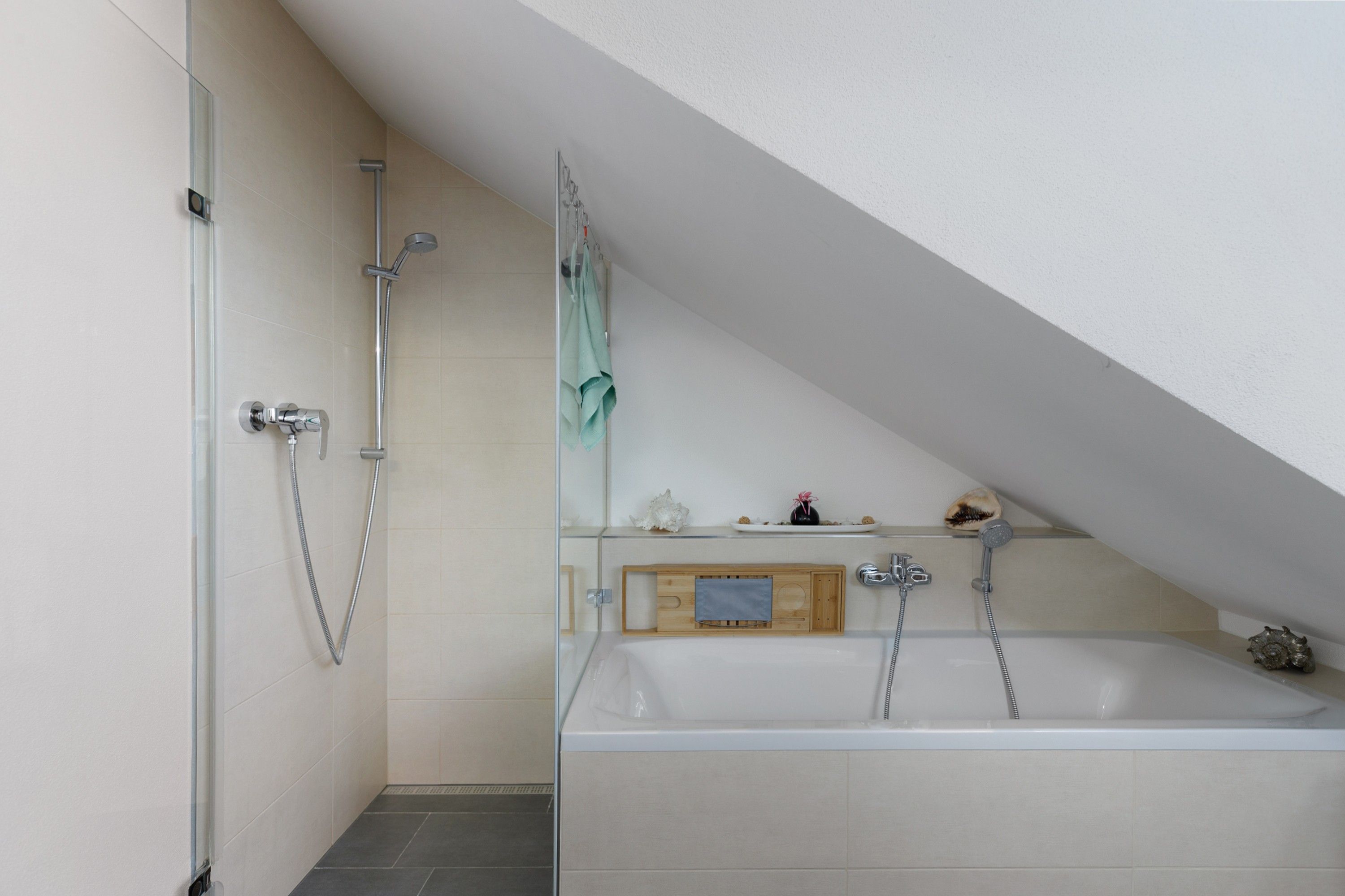 Ein Badezimmer mit Dusche, Badewanne und einem Ablagefach mit Dekoration.