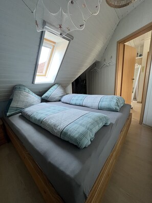 1 slaapkamer, een strijkplank/strijkijzer, gratis wifi, beddengoed