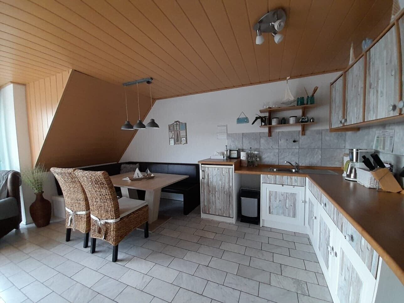 Wasserkocher mit Kaffee-/Teezubehör, Kühlschrank, Mikrowelle, Ofen