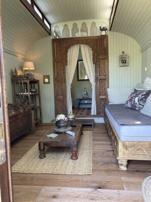 TV - Apartment 'Familienurlaub Im Zirkuswagen' with Private Garden and Wi-Fi (Hümmel)