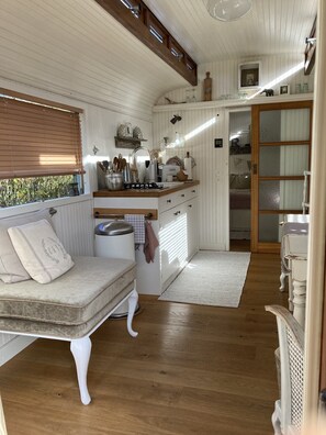 Interior - Apartment 'Familienurlaub Im Zirkuswagen' with Private Garden and Wi-Fi (Hümmel)