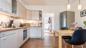 Kylskåp, mikrovågsugn, ugn och spishäll