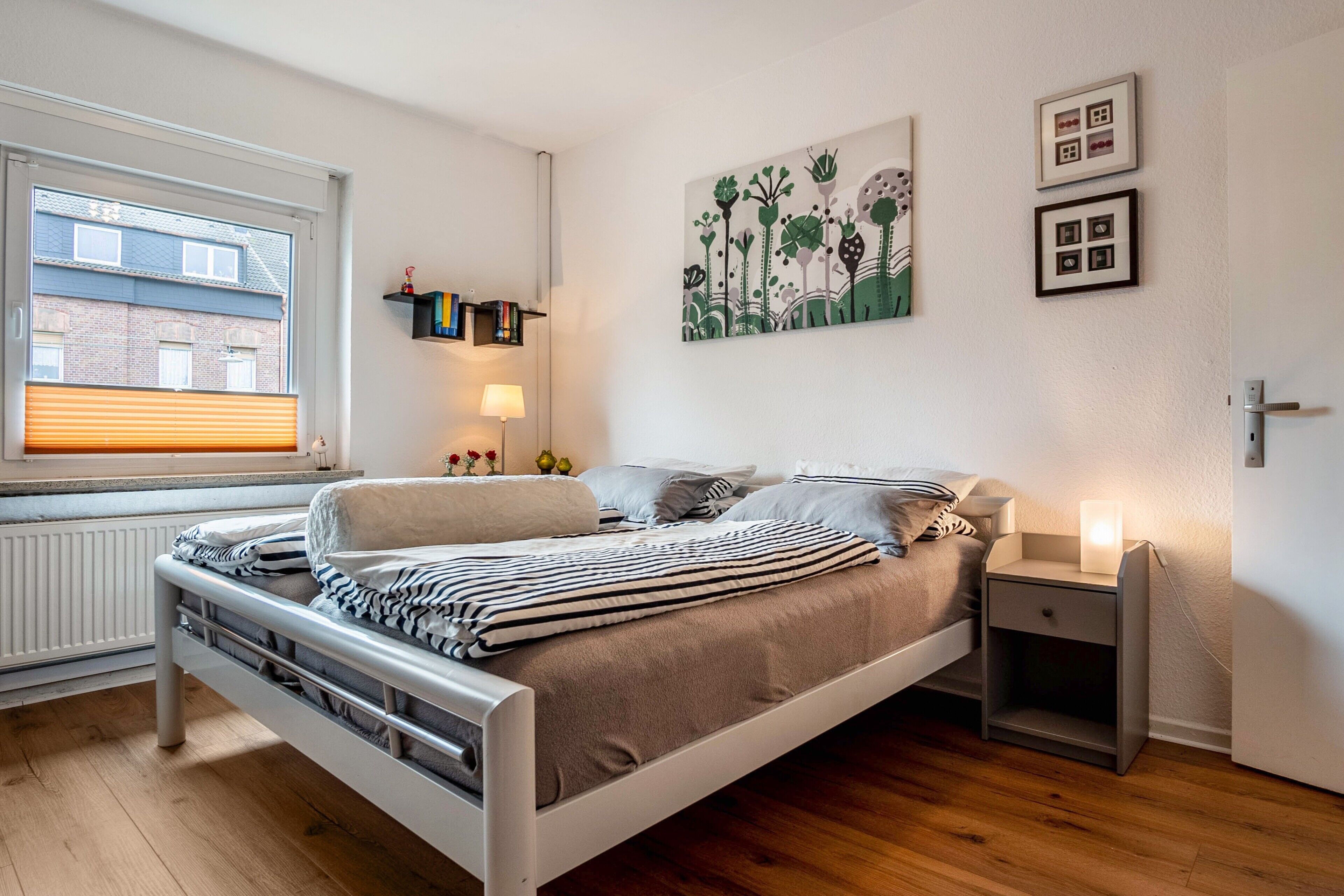 2 slaapkamers, een strijkplank/strijkijzer, gratis wifi, beddengoed