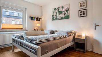 2 slaapkamers, een strijkplank/strijkijzer, gratis wifi, beddengoed