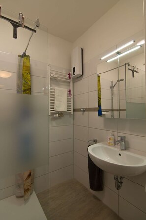 Chuveiro, secador de cabelo, toalhas de banho