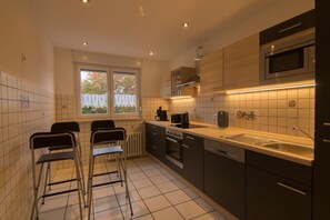 Een koelkast, een magnetron, een oven, een kookplaat