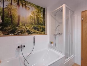 Dusche, Haartrockner, Handtücher