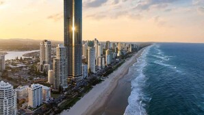 Un paisaje urbano costero con edificios altos, una playa y vista al océano.