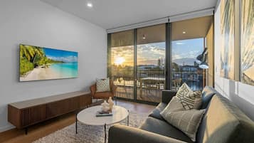 Een televisie en een kantoor