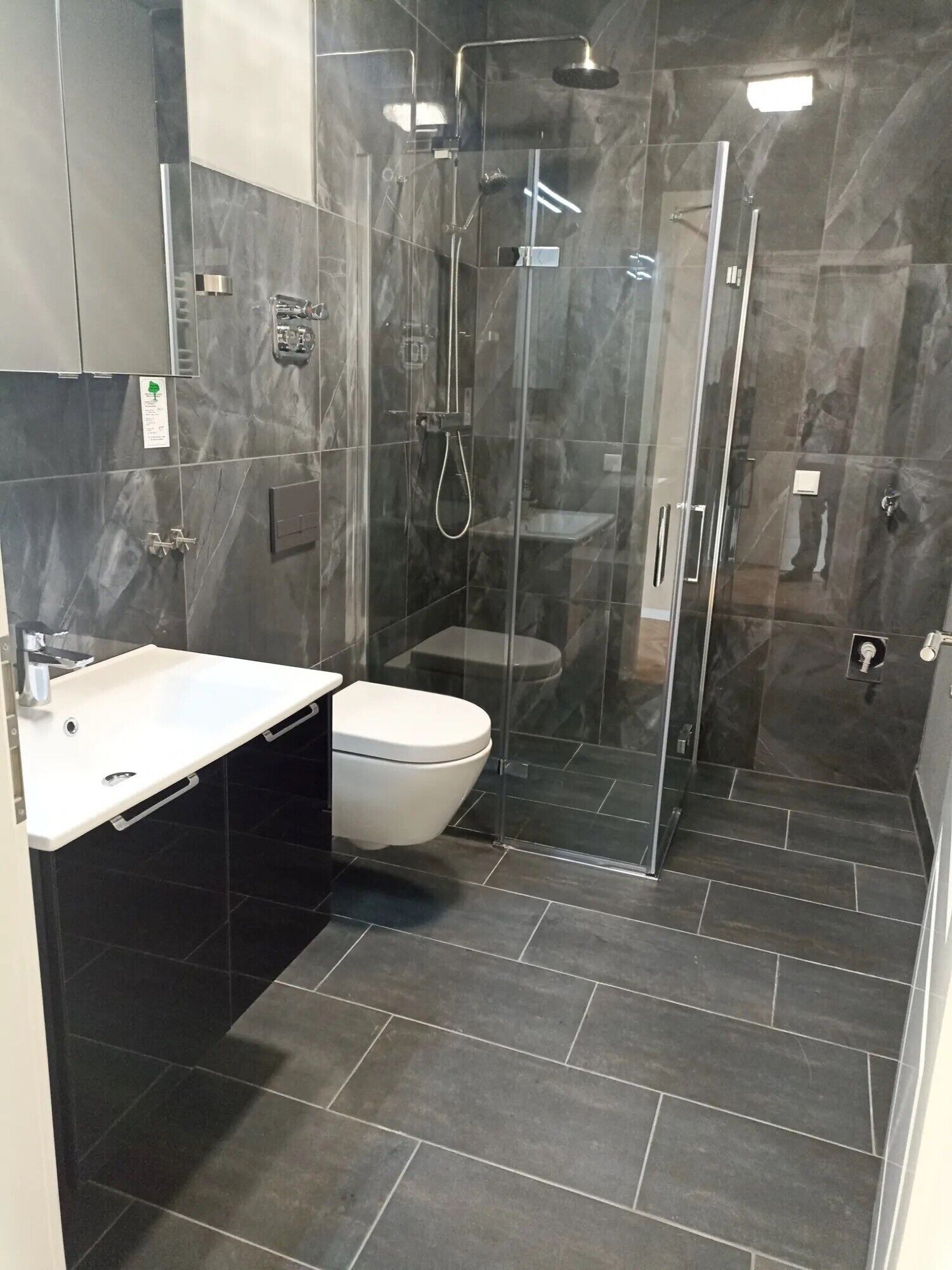 Douche, sèche-cheveux, serviettes fournies