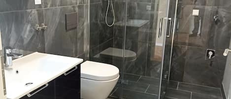 Douche, sèche-cheveux, serviettes fournies