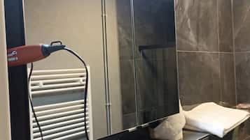 Ducha, secador de pelo y toallas