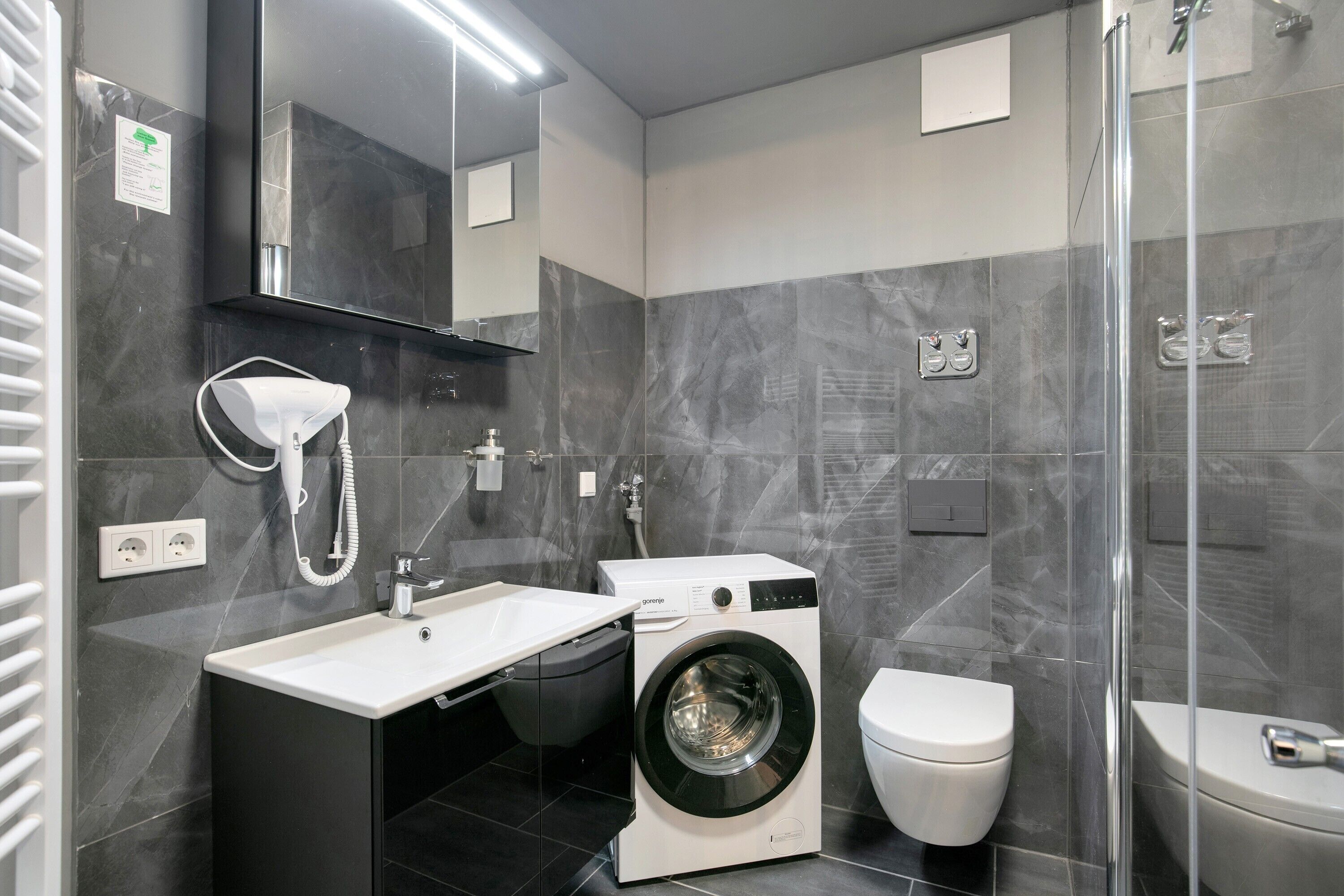 Ducha, secador de pelo, toallas