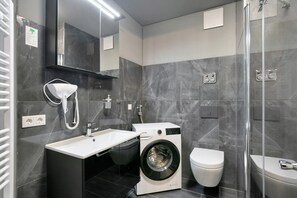 Ducha, secador de pelo, toallas