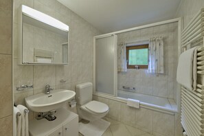 Douche, sèche-cheveux, serviettes fournies