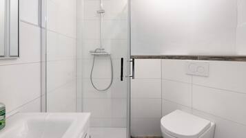 Douche, articles de toilette gratuits, sèche-cheveux