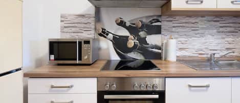 Refrigerador, microondas, horno y parrilla de estufa