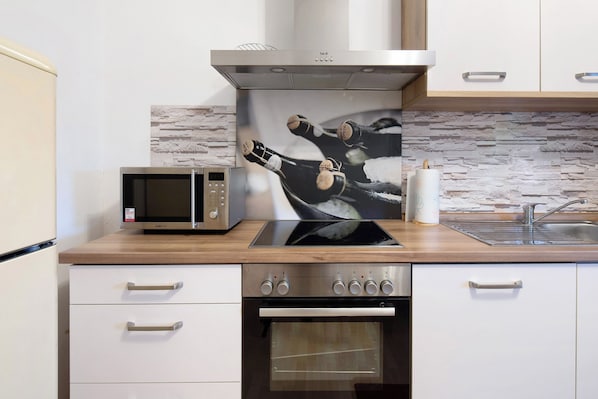 Réfrigérateur, micro-ondes, four, plaque de cuisson