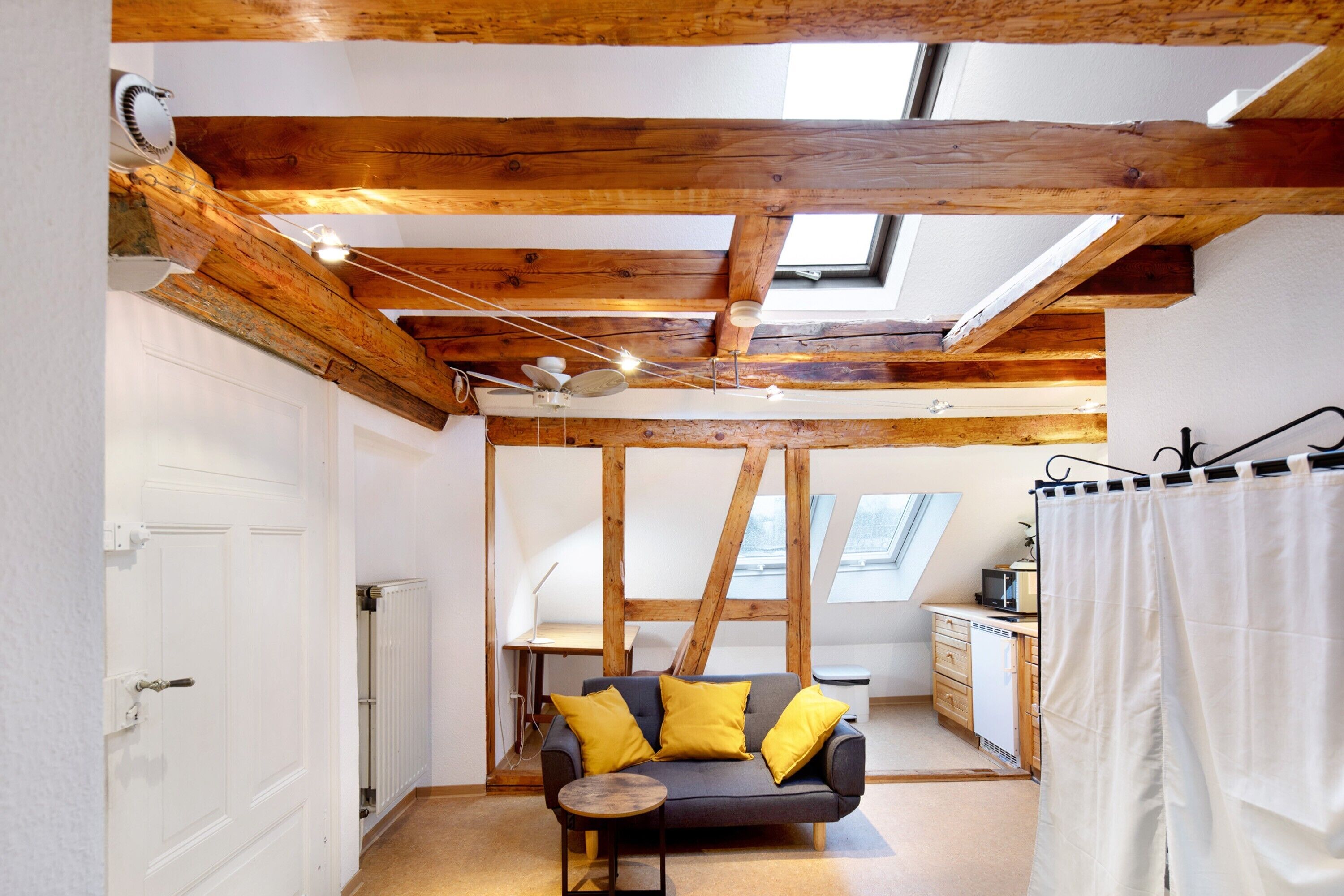 Een televisie en een tafeltennistafel