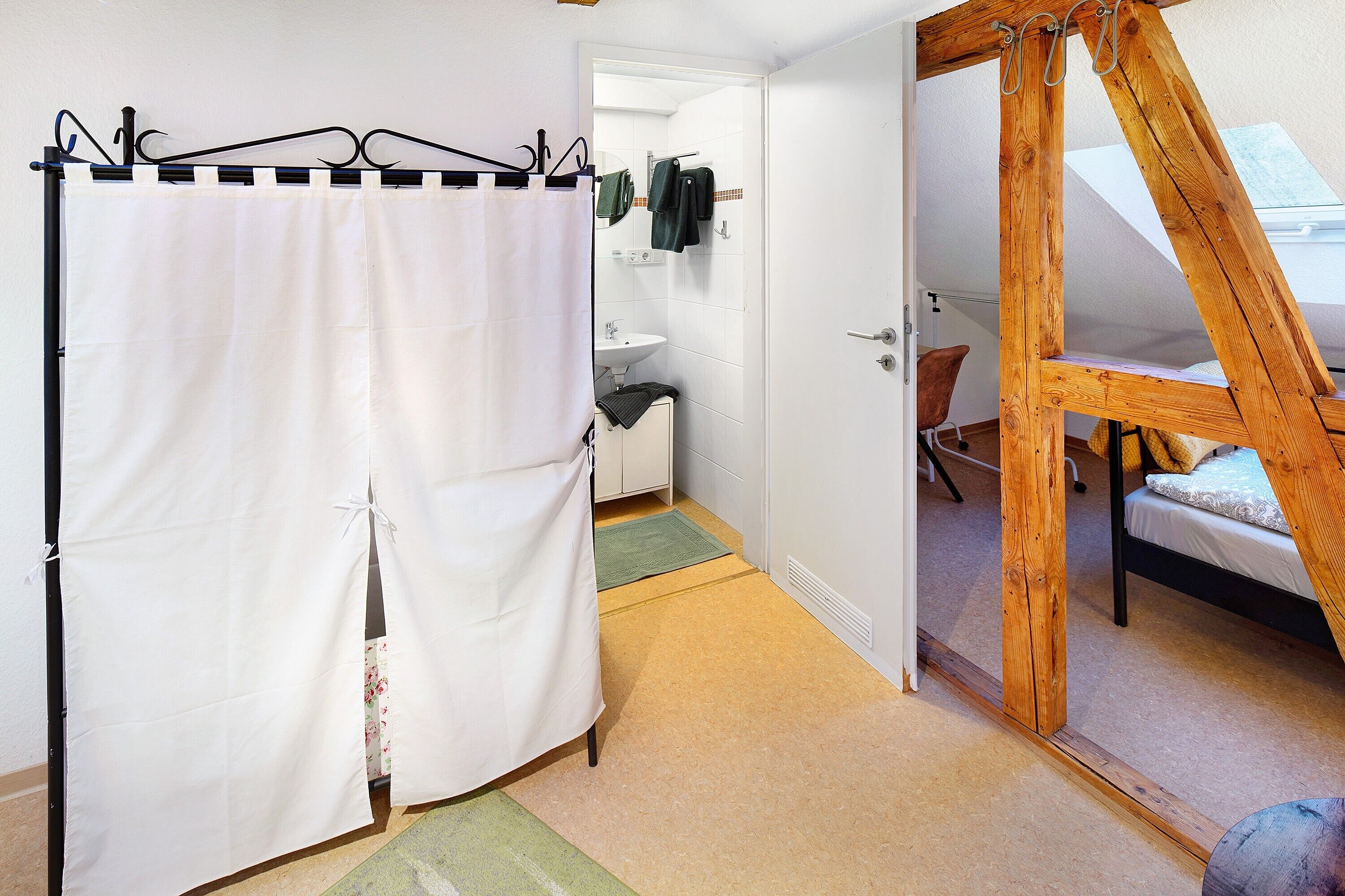 1 slaapkamer, een strijkplank/strijkijzer, gratis wifi, beddengoed