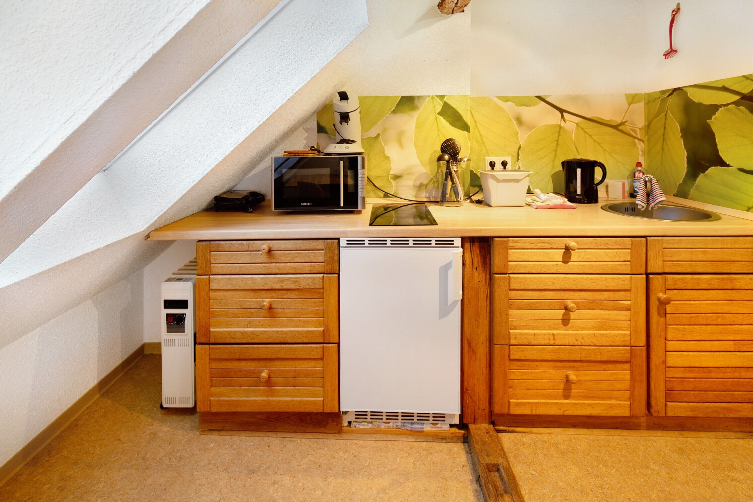 Kylskåp, mikrovågsugn, spishäll och kaffe- och tebryggare