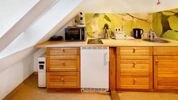 Kylskåp, mikrovågsugn, spishäll och kaffe- och tebryggare