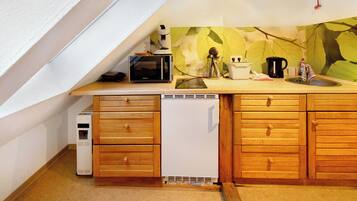 Fridge, microwave, stovetop, coffee/tea maker