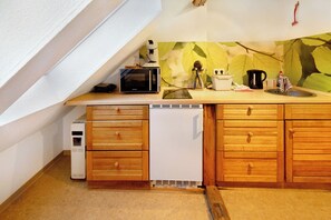 Kühlschrank, Mikrowelle, Herdplatte, Wasserkocher mit Kaffee-/Teezubehör