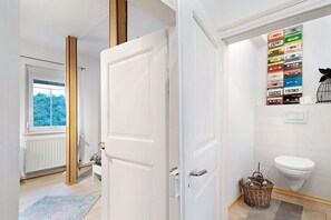 Een douche, gratis toiletartikelen, een haardroger, handdoeken