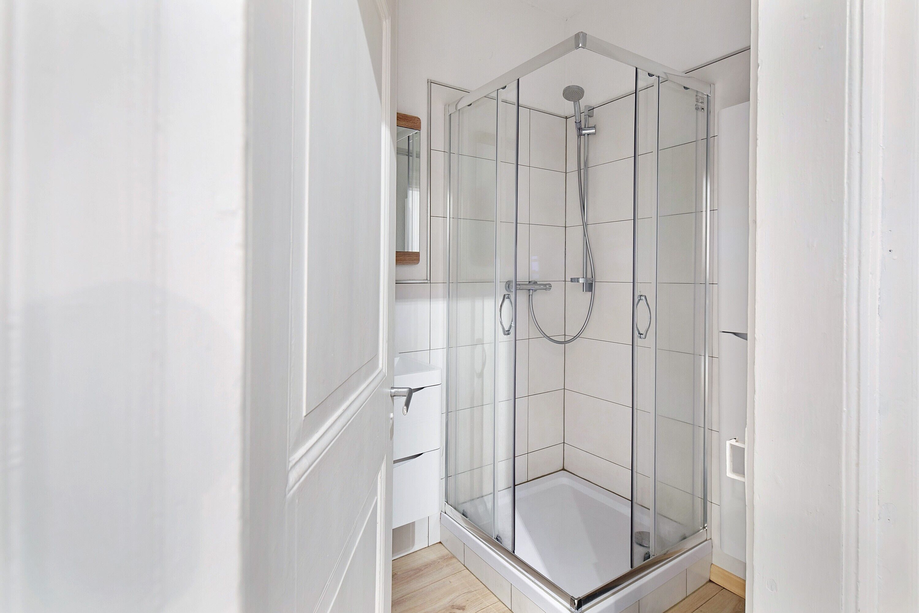 Douche, articles de toilette gratuits, sèche-cheveux