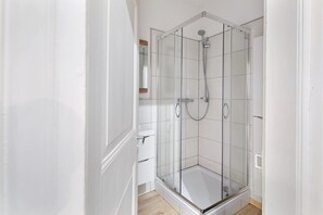 Regadera, amenidades de baño gratuitas, secadora de cabello, toallas 
