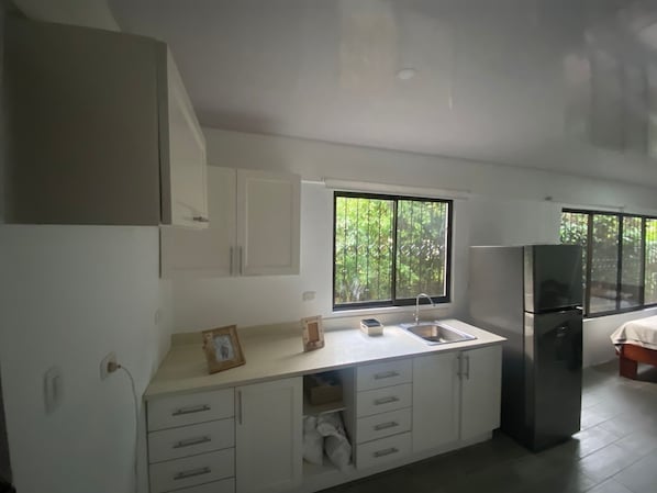 Kühlschrank, Herdplatte, Wasserkocher mit Kaffee-/Teezubehör