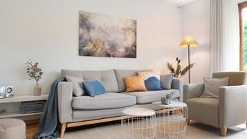 Fernseher, Tischtennisplatte, Stereoanlage