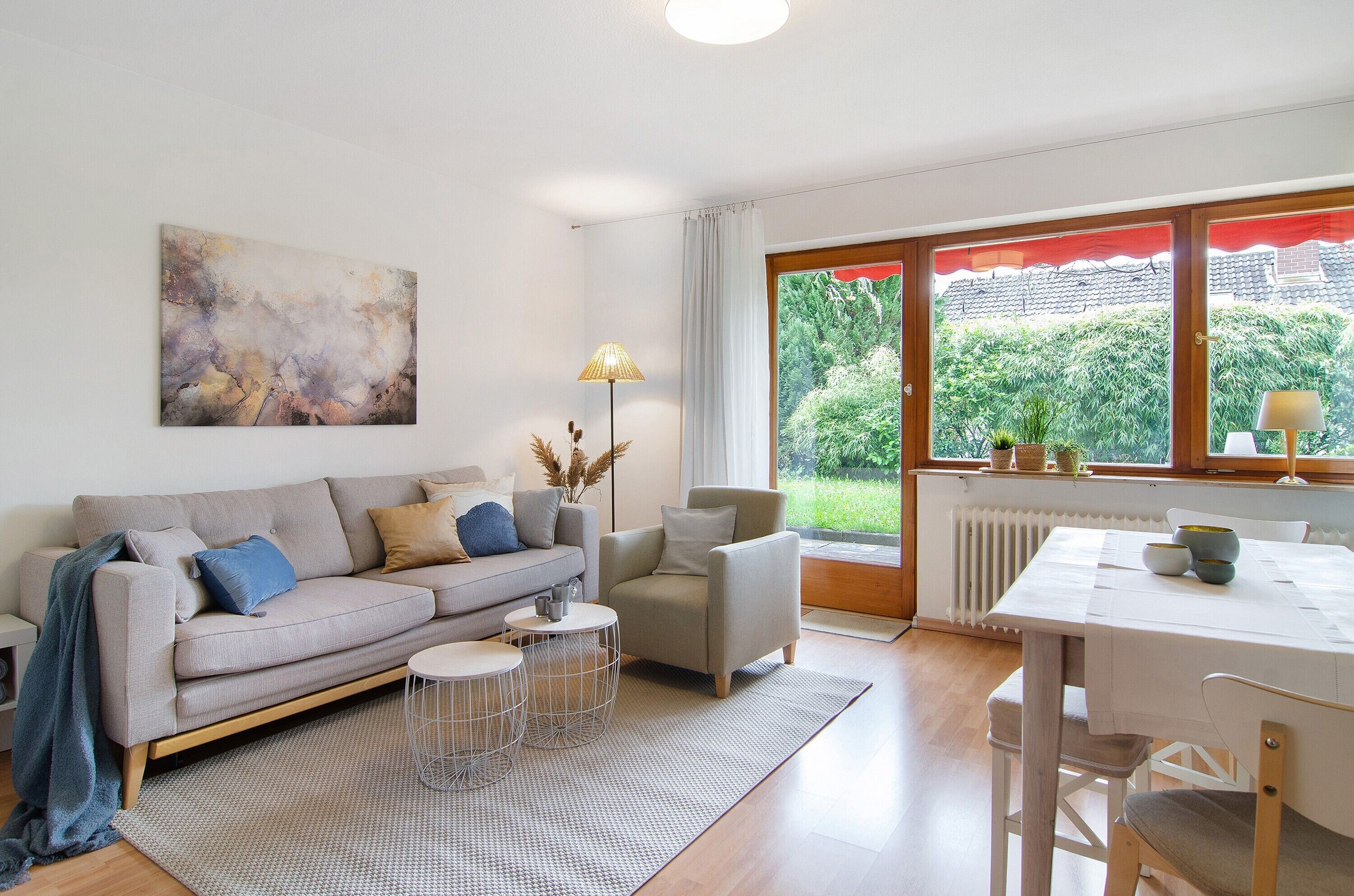 Een televisie, een tafeltennistafel en een stereo