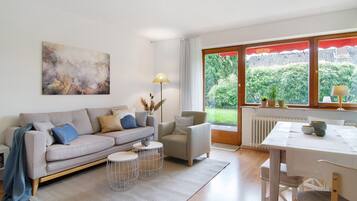 Een televisie, een tafeltennistafel en een stereo