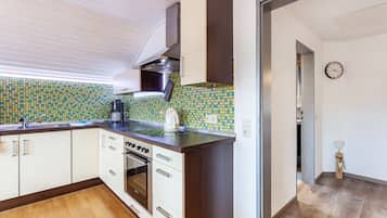 Frigorífico, microondas, horno y placa de cocina