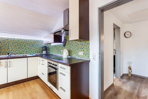 Een koelkast, een microgolfoven, een oven, een kookplaat