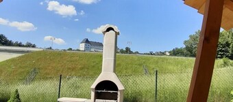 Appartement 'Ferienwohnung Schlossblick' avec terrasse privée, jardin privé et Wi-Fi