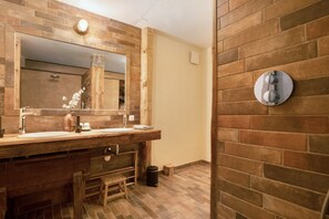 Douche, séchoir à cheveux, serviettes fournies