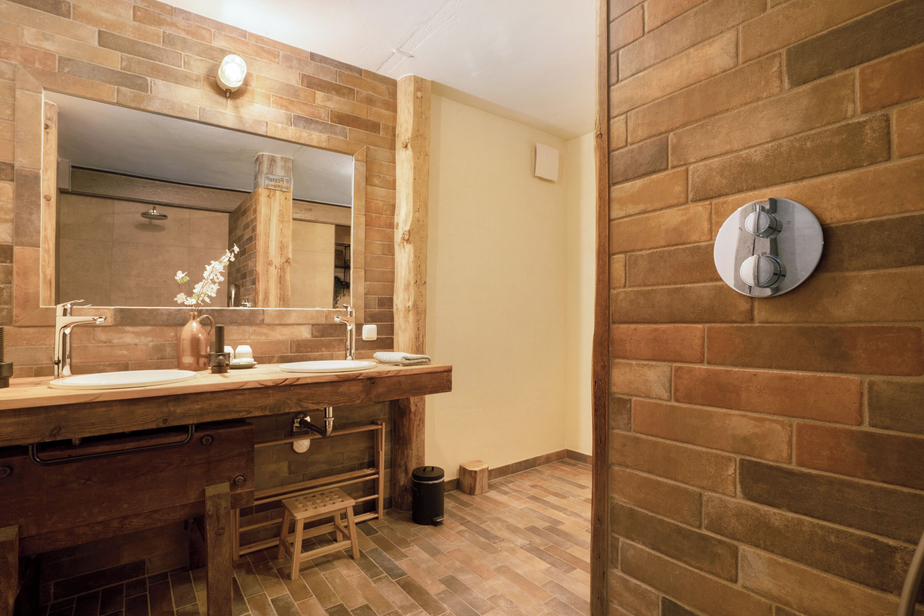 Douche, sèche-cheveux, serviettes fournies