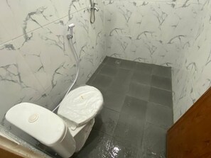 Shower - Alto Homestay (Palembang)