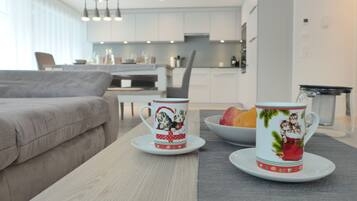 Un salon moderne avec un canapé, une table basse et deux tasses décoratives.