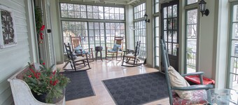 Belmont Walk to the Track! Union Ave Apt