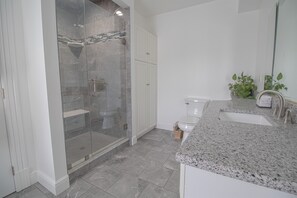 Shower, hair dryer, towels - Caroline Street Delight! (Saratoga Springs)